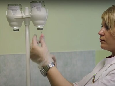 Медсестра подготавливает капельницу